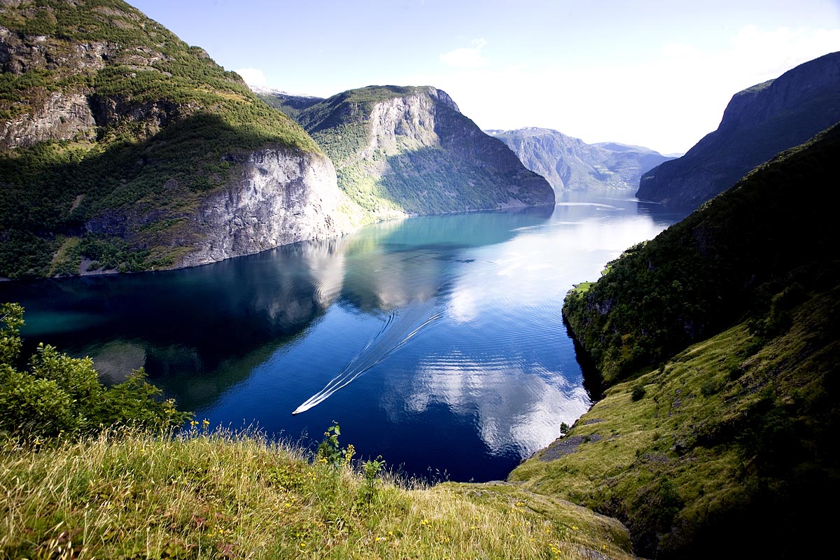 Роскошные пейзажи Норвегии - Страница 11 Aurlandsfjord-Paal-Audestad-Fjord-Tours