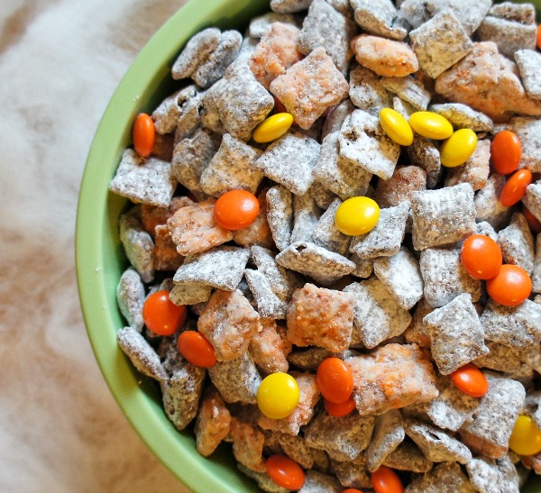 Spooky Snacks: Halloween Muddy Buddies Party Mix #recipe #Halloween