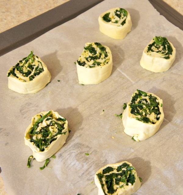 Cheesy Spinach Puff Pastry Pinwheels Recipe #holidayhelper