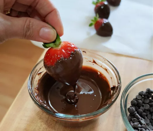 How to make chocolate covered strawberries for valentine's Day