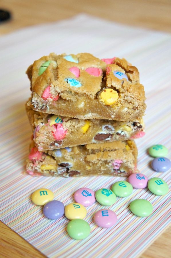 Easter M&M Chocolate Chip Blondie Bars Recipe - The Rebel Chick