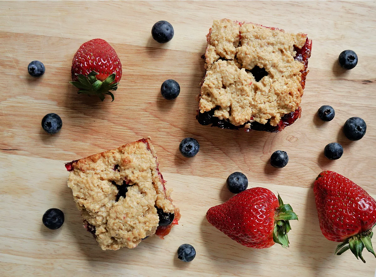 breakfast bars filled with strawberry and blueberries
