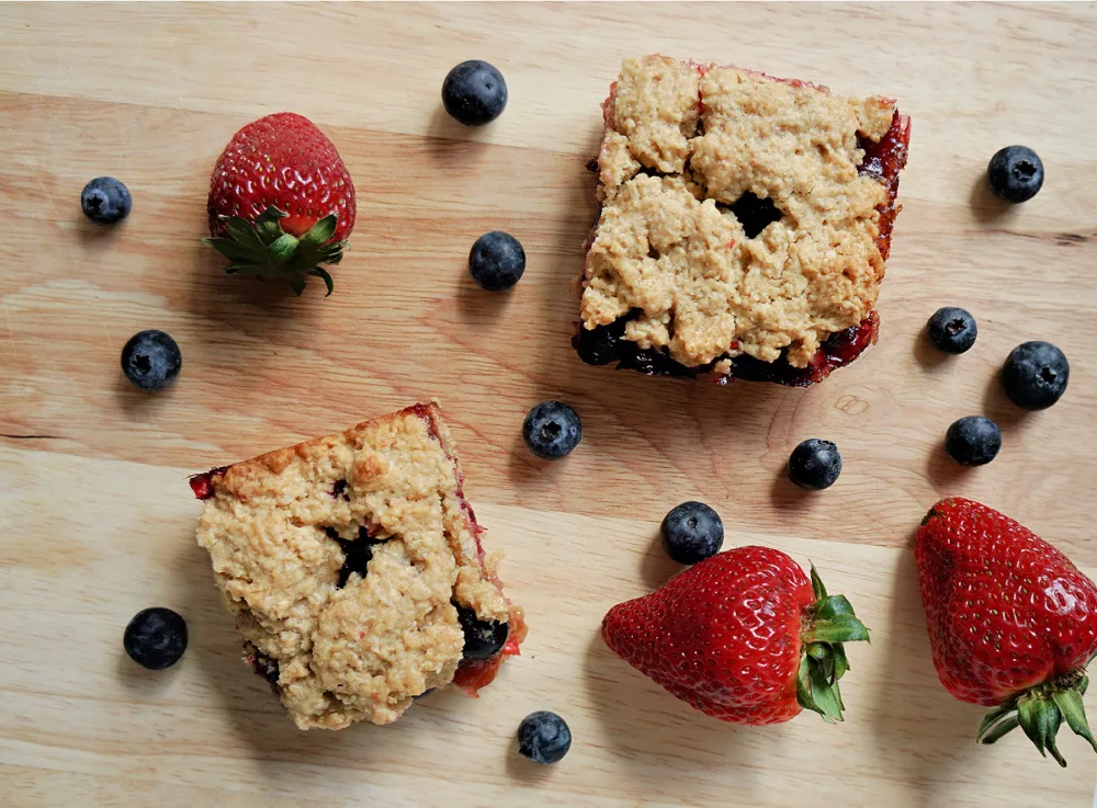 breakfast bars filled with strawberry and blueberries