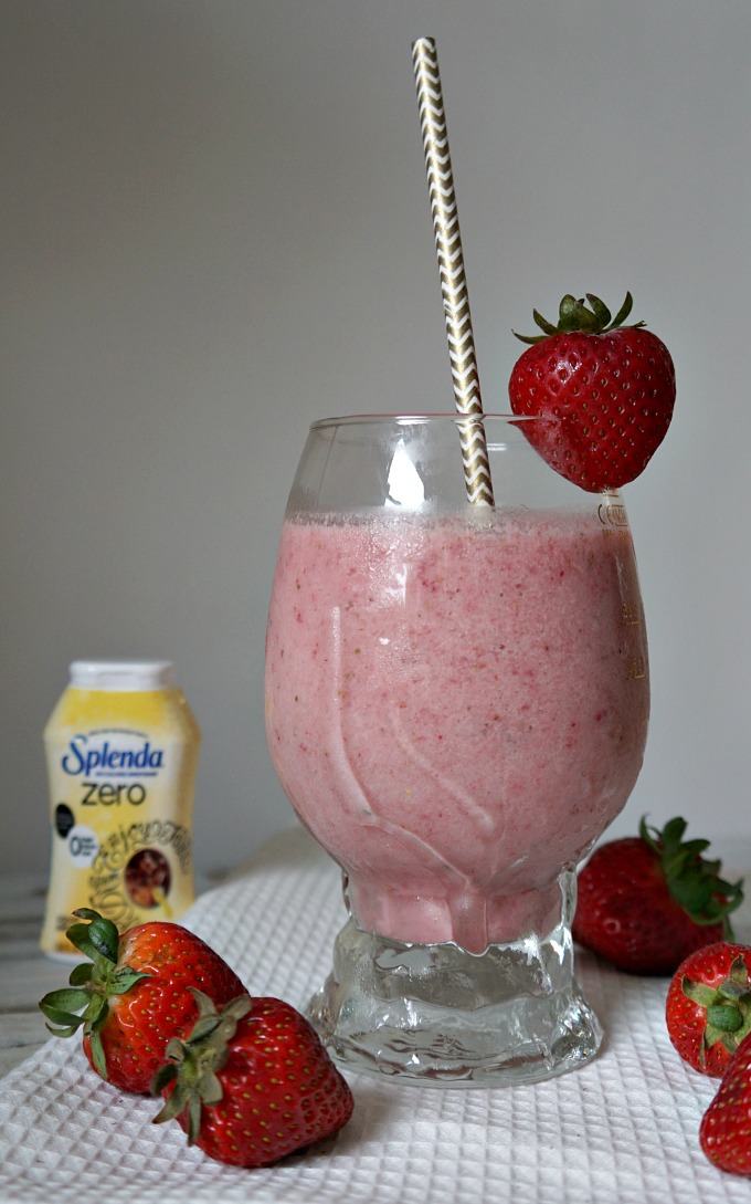 Summertime Strawberry Banana Smoothie Recipe #SweetSwaps #SplendaSweeties