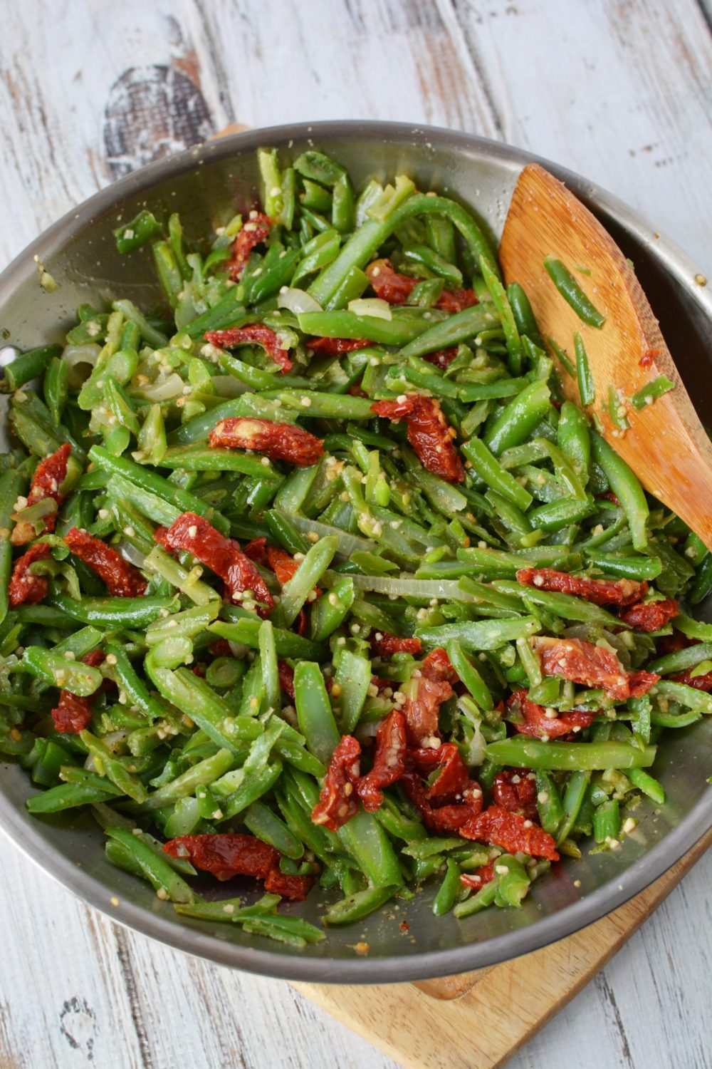 a bowl full of green string beans