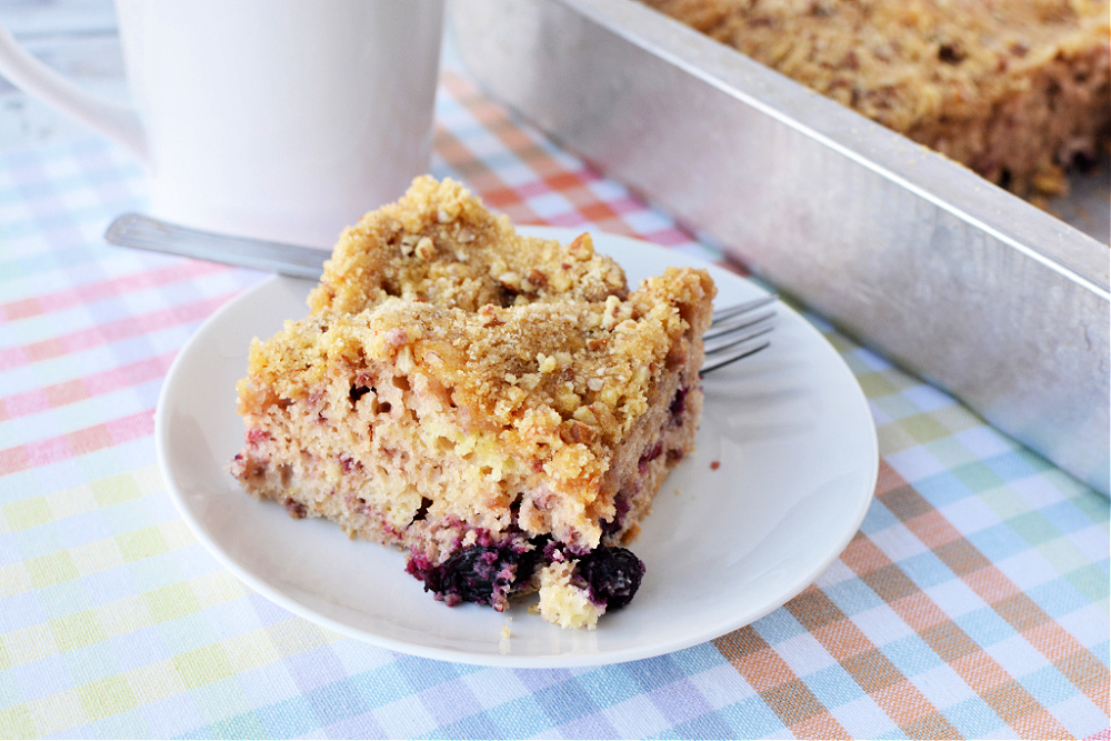 coffee cake filled with frseh berries and topped with a crumble topping