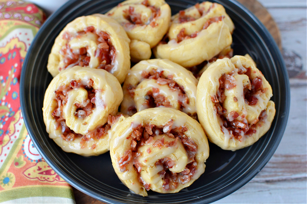 cinnamon rolls filled with bacon