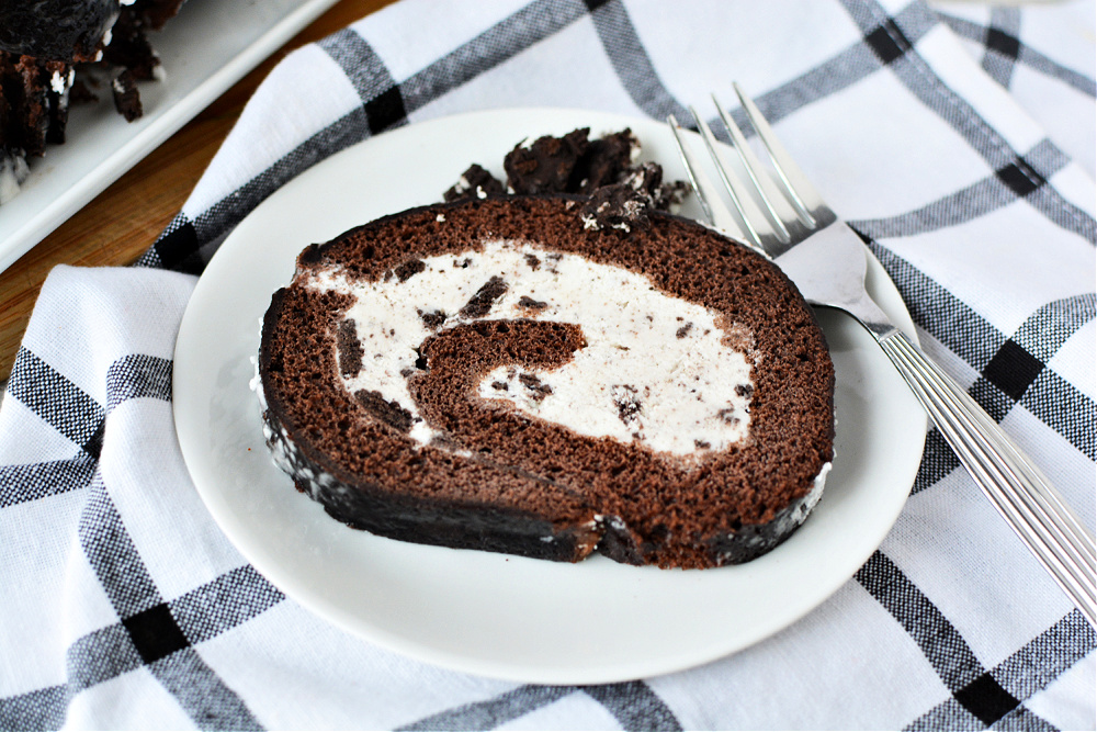 How to Make this Homemade Oreo Cookie Ice Cream Cake Roll Recipe