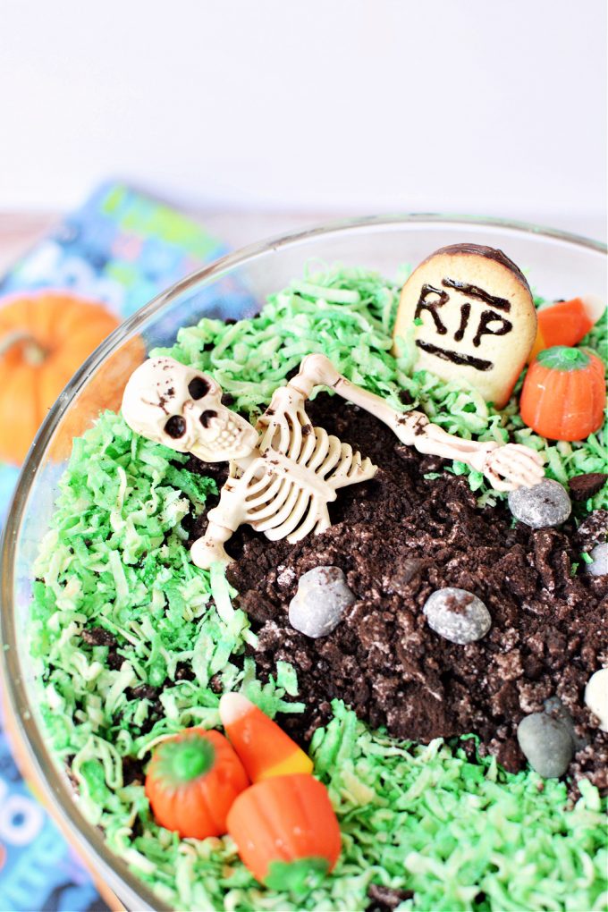 halloween-graveyard-dessert-trifle-recipe-the-rebel-chick