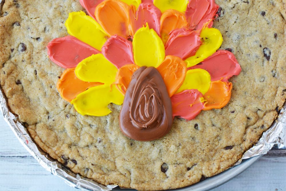 Brown frosting on the cookie to look like the turkey's body