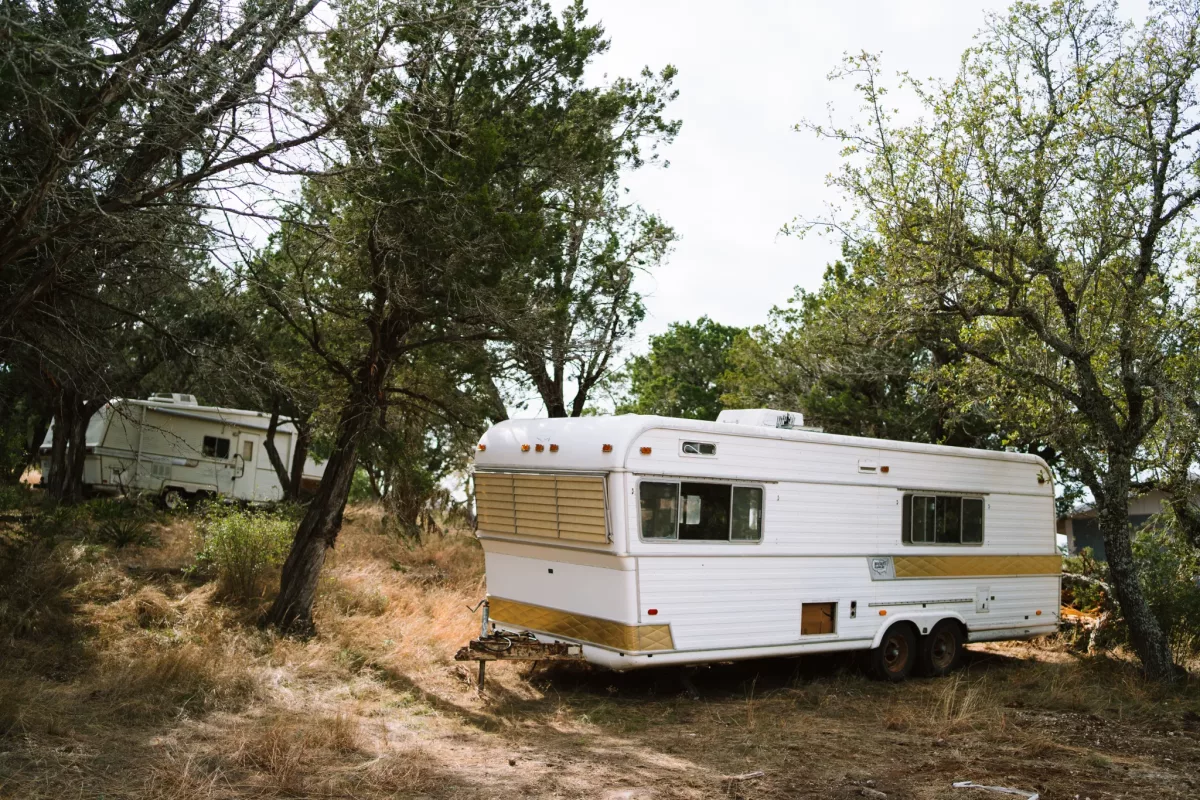 What is the difference between a travel trailer and fifth wheel?