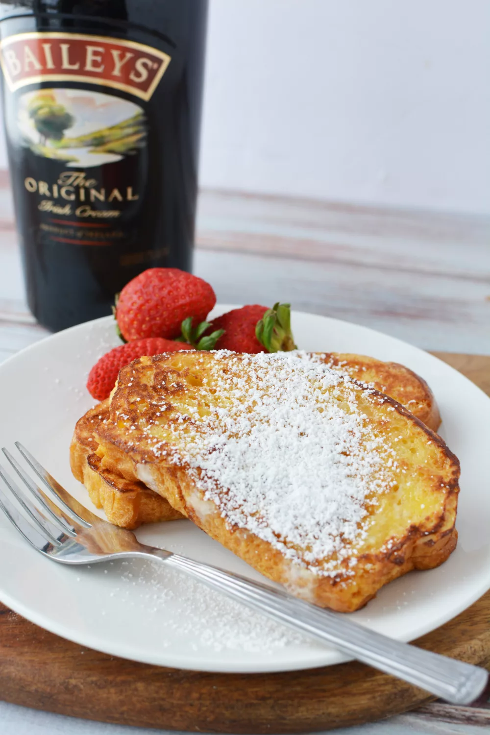 french toast with strawberries and powdered sugar