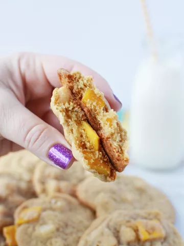 Mango Cookie with macadamia nuts