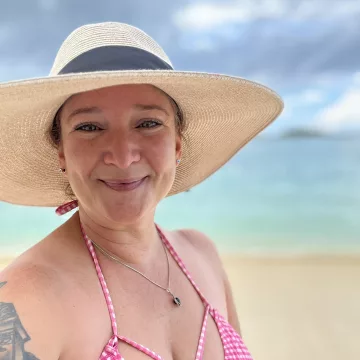 Jennifer wearing a Wallaroo sunhat in Nassau Bahamas