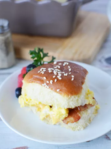 Hawaiian Roll Breakfast Sliders with eggs and cheese
