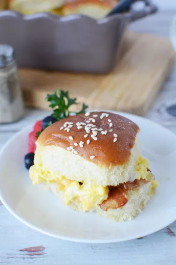 Hawaiian Roll Breakfast Sliders with eggs and cheese