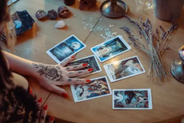 psychic medium using tarot cards