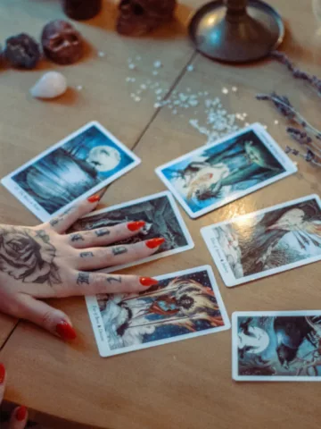 psychic medium using tarot cards