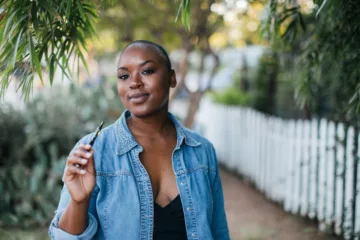 woman holding a disposable vape