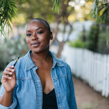 woman holding a disposable vape