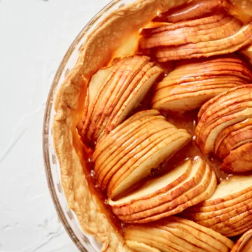 sliced red apples in a pie crust