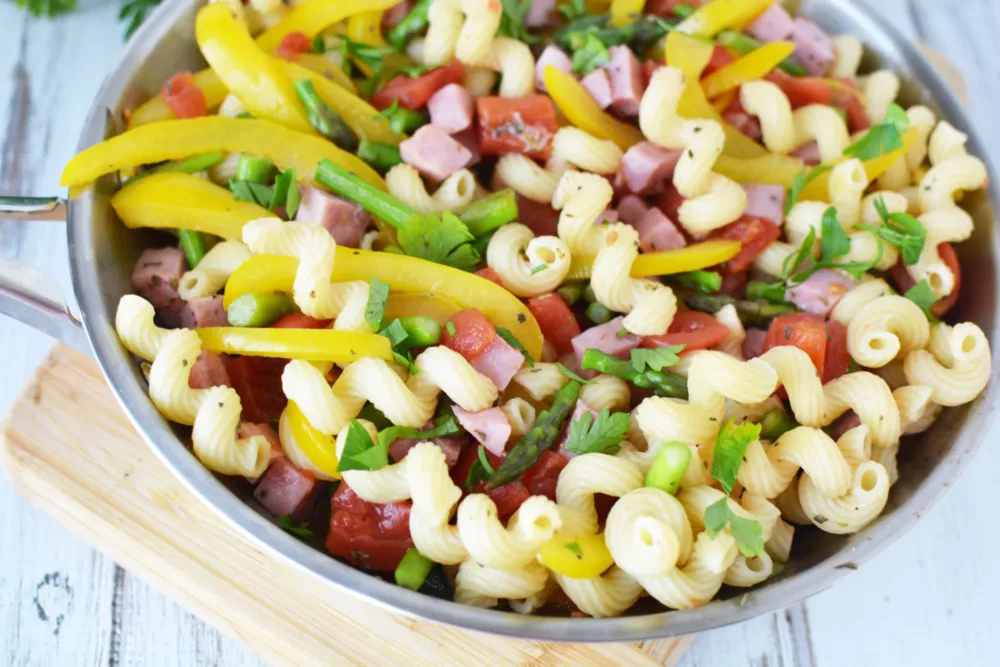 Ham Asparagus and bell peppers with pasta