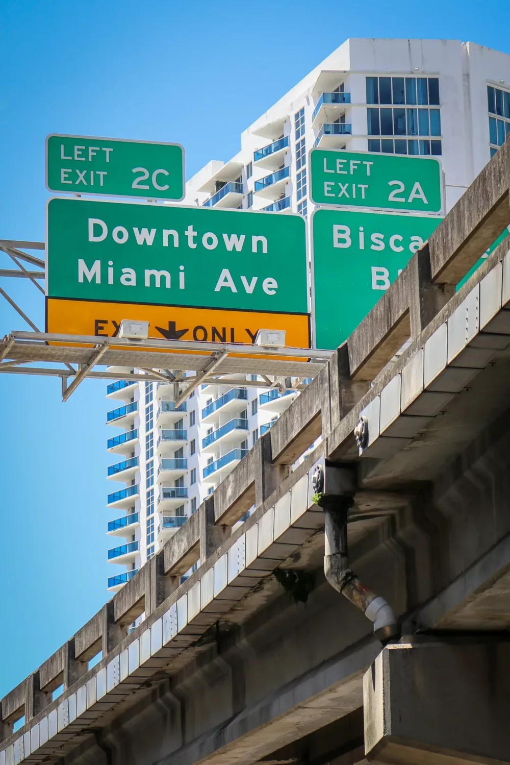 down miami sign on I-95