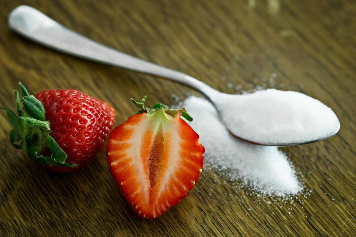 sugar substitute on a spoon next to strawberries