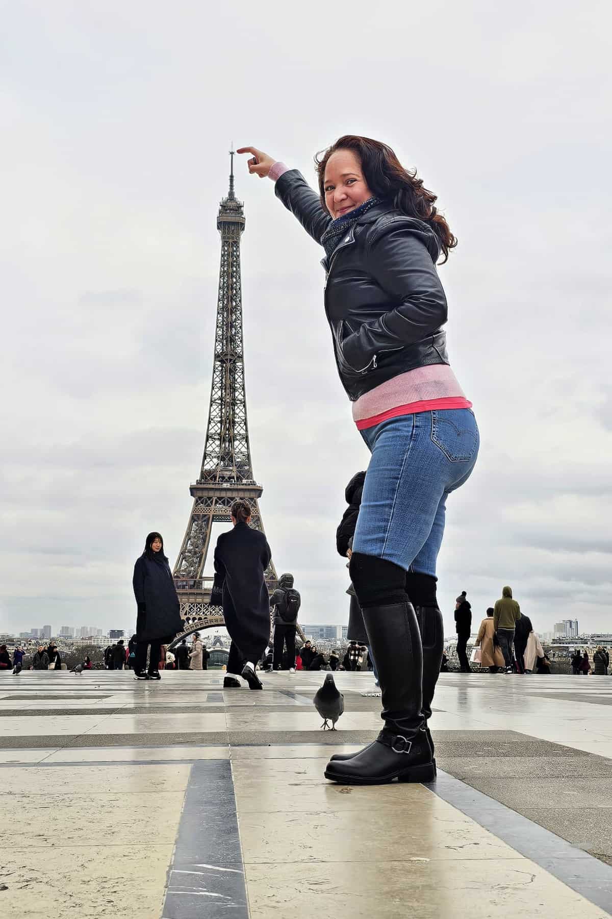 Jennifer in Paris at the Eiffel Tower