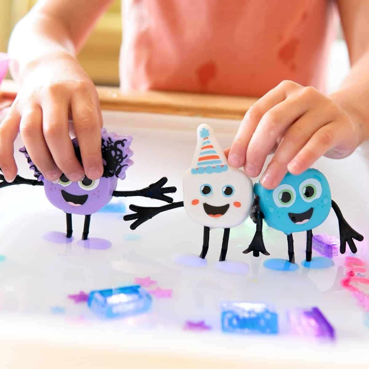 New Glo Pals Lumi Water-Activated Bath Toy with 6 Reusable Light-Up Cubes for Sensory Play