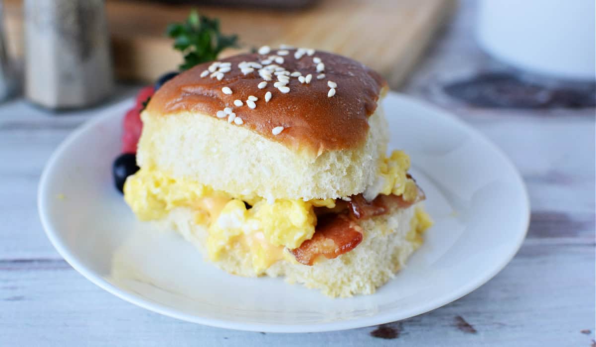 Hawaiian Roll Breakfast Sliders with eggs and cheese