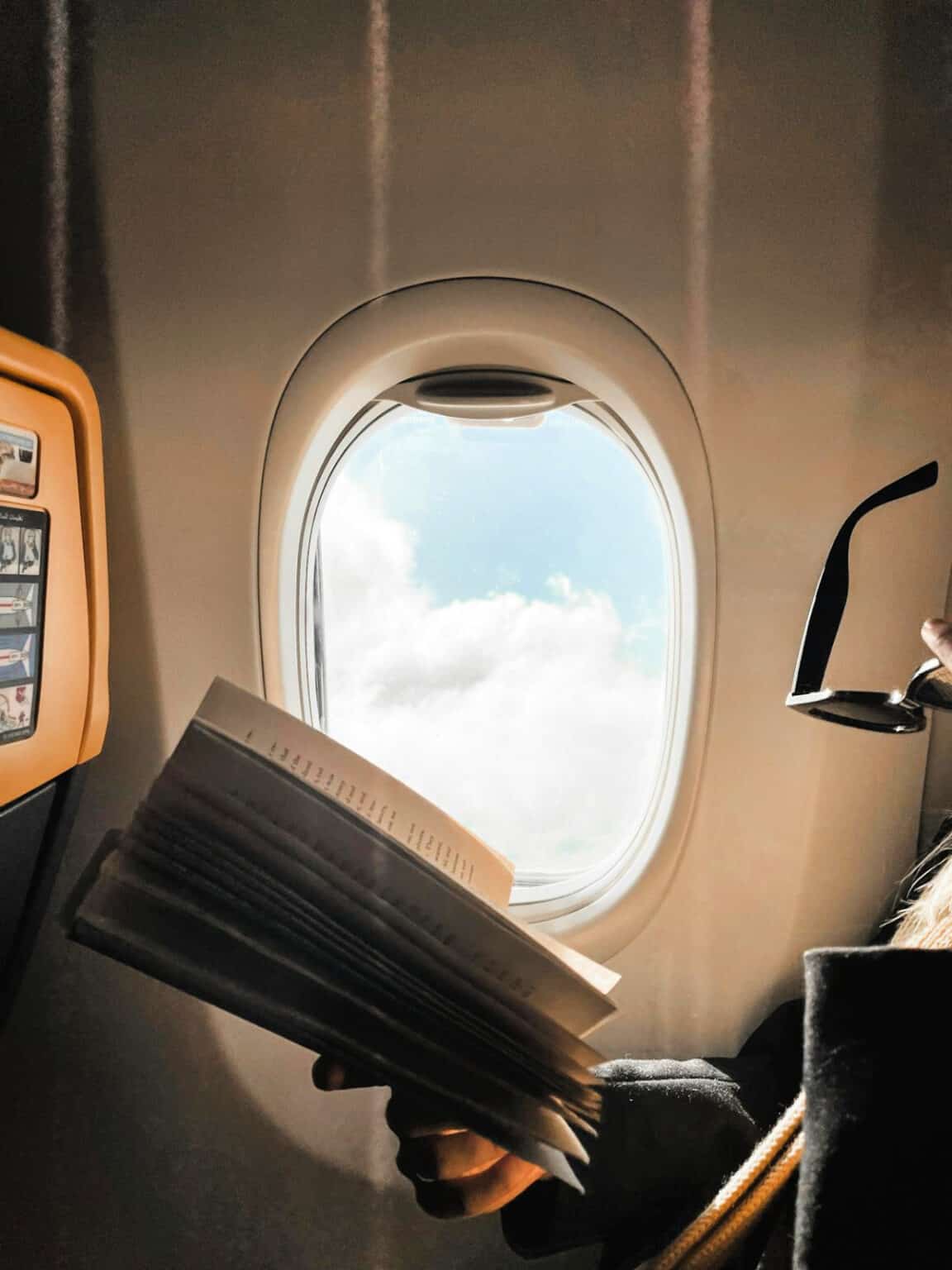 Flight Tips for Staying Entertained During Long Flights - Featured Image