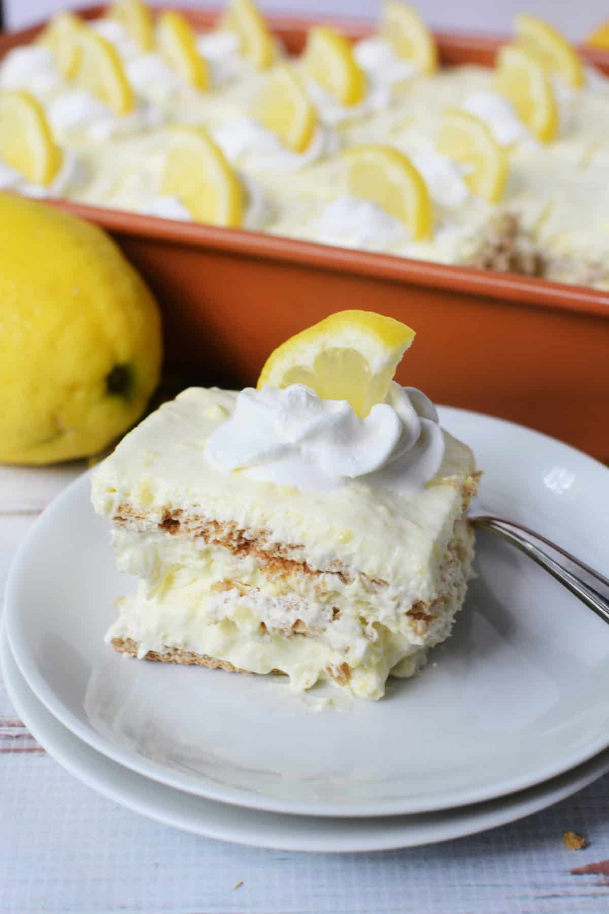 Lemon Icebox Cake with Graham Crackers with creamy pudding filling and lemon slices on top