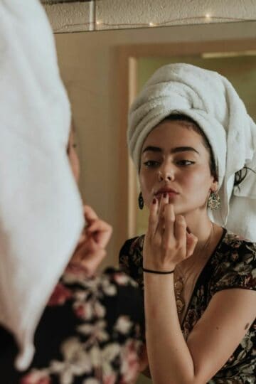 woman putting on makeup