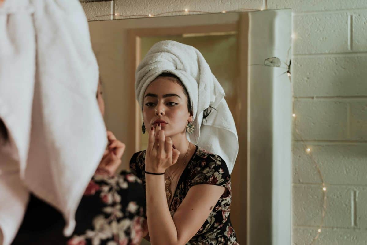 woman putting on makeup