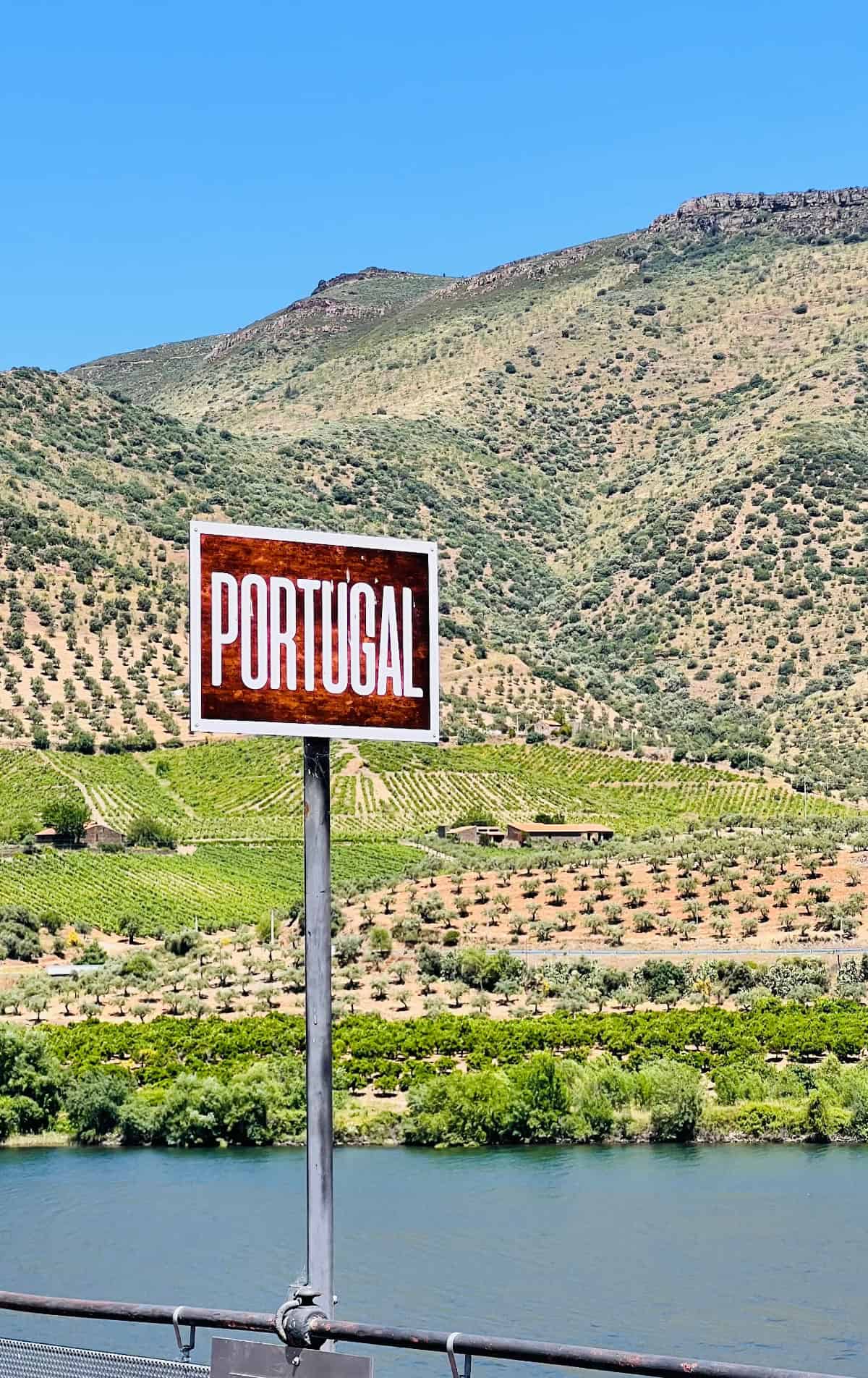 Portugal mountains sign